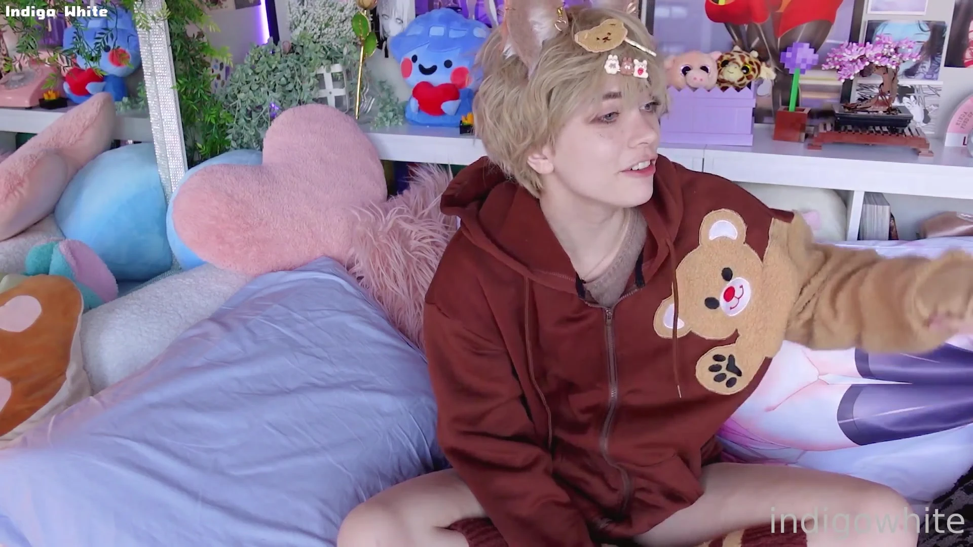 Sexy Indigo White sucks and play with dildo