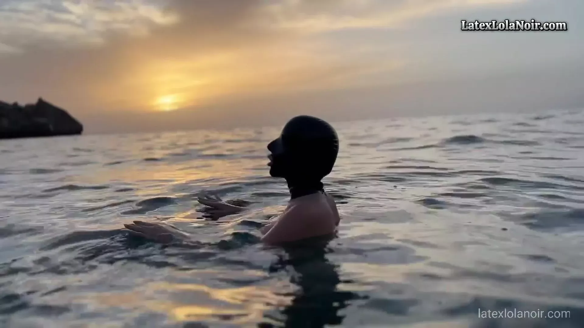 Busty babe in cold water – Lola Noir naked tits leak