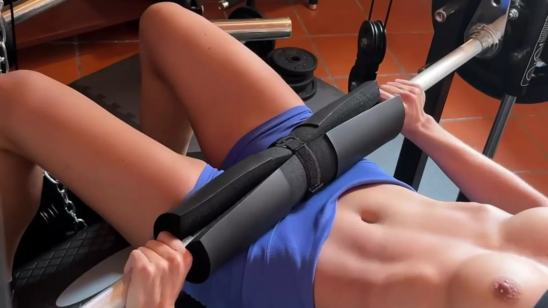 LeoLulu working out her abs topless