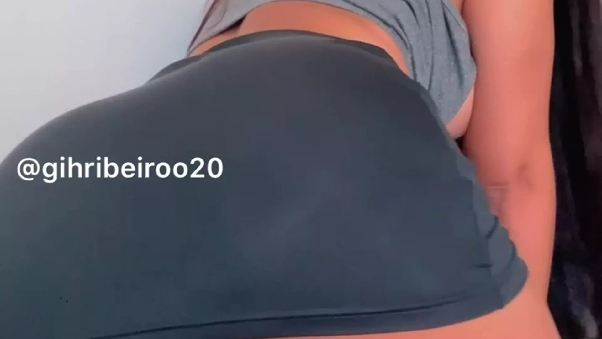 Gih Ribeiro teasing her big booty in her short mini skirt