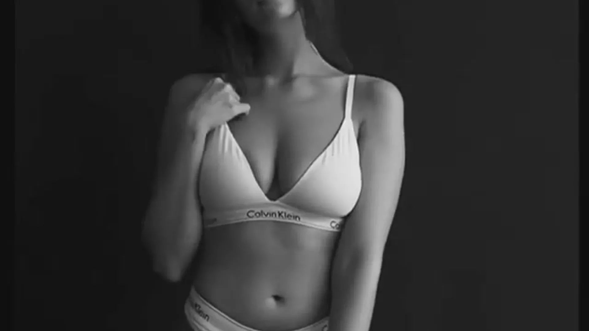 Cristy Ren curves without the collors