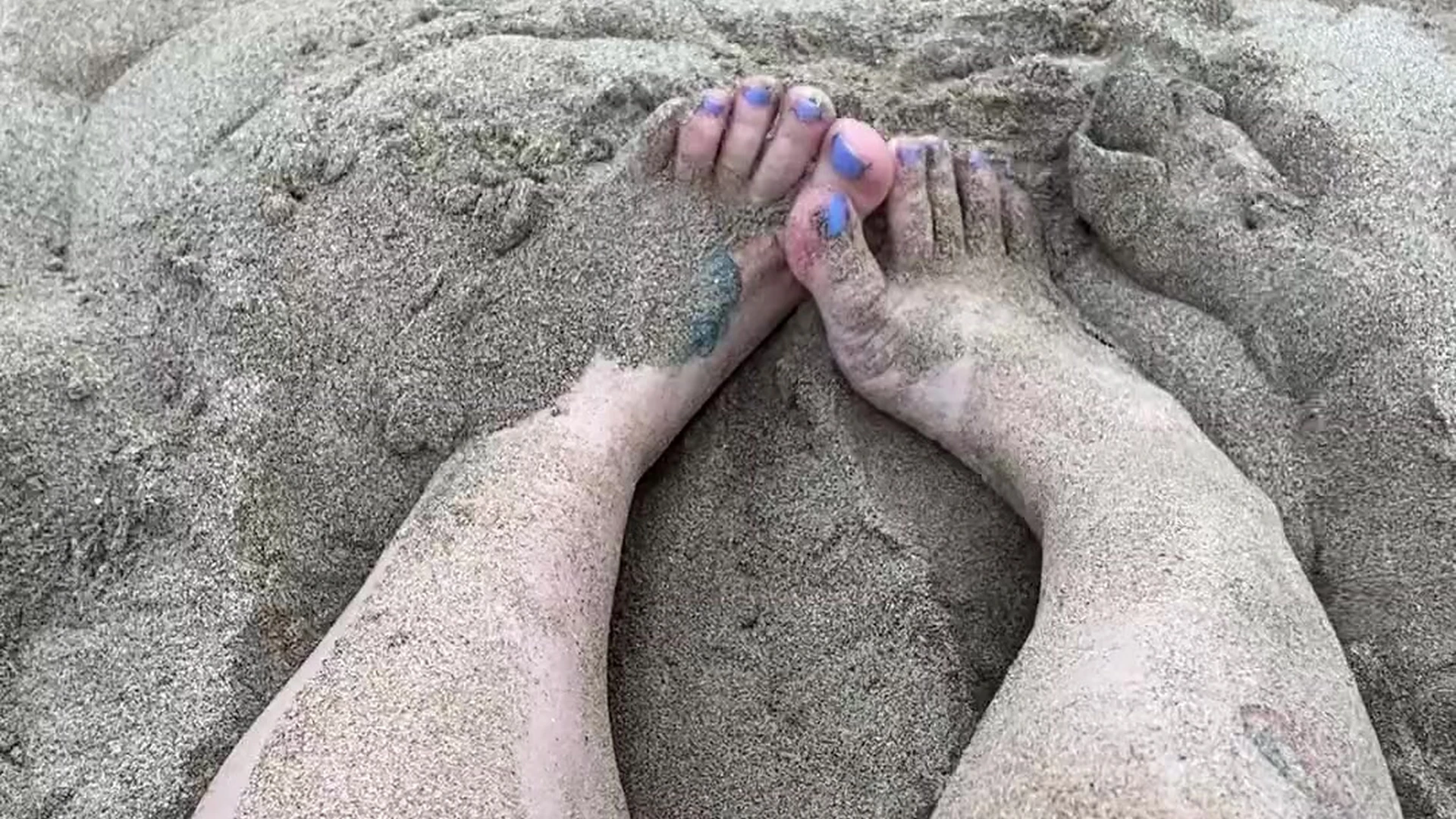 horny girl Mimorgue digging the sand with her feet