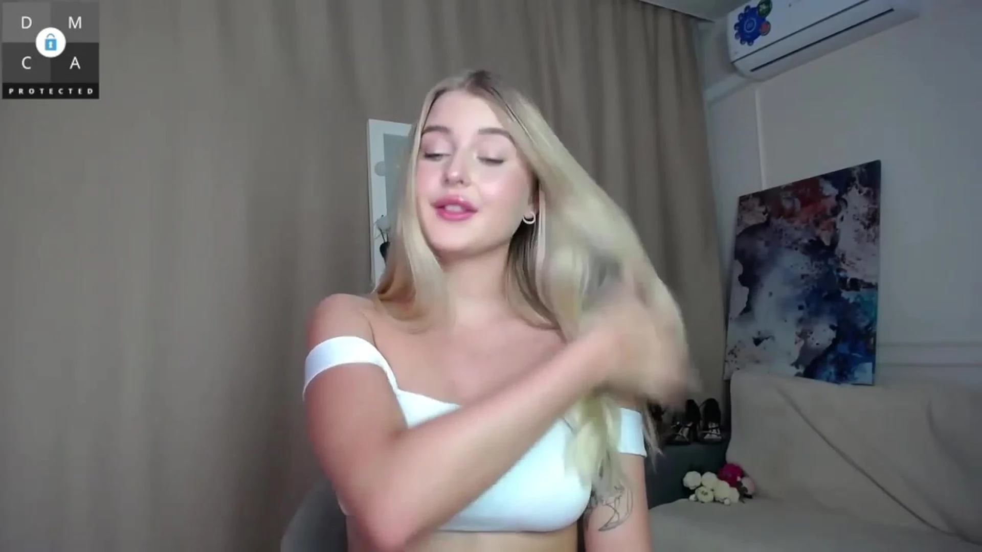 Cute18cute teasing her big ass and dildo play